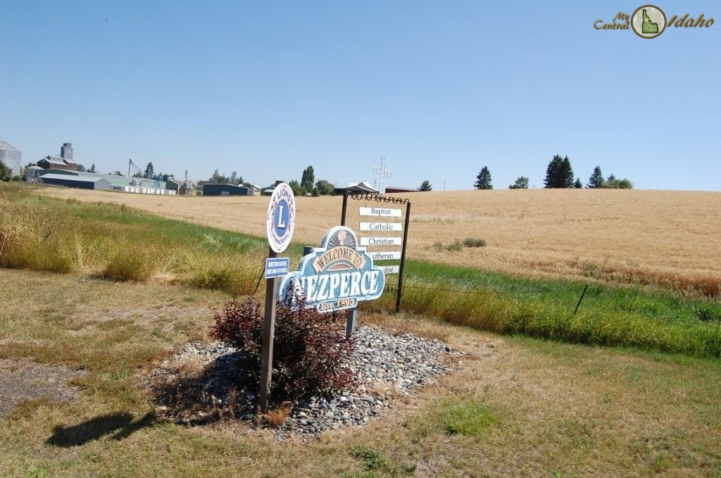 Nezperce Idaho sign at entrance to town.