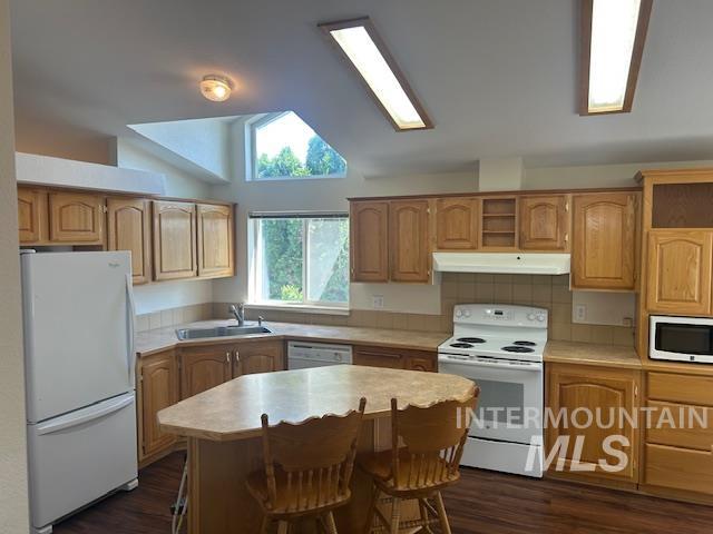 Spacious kitchen with breakfast bar and well maintained appliances and ample cupboard storage.