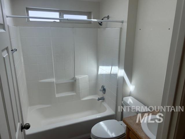 Bathroom 2 with tub / shower